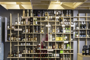 Дизайн магазина: Обзор интерьера винного бутика