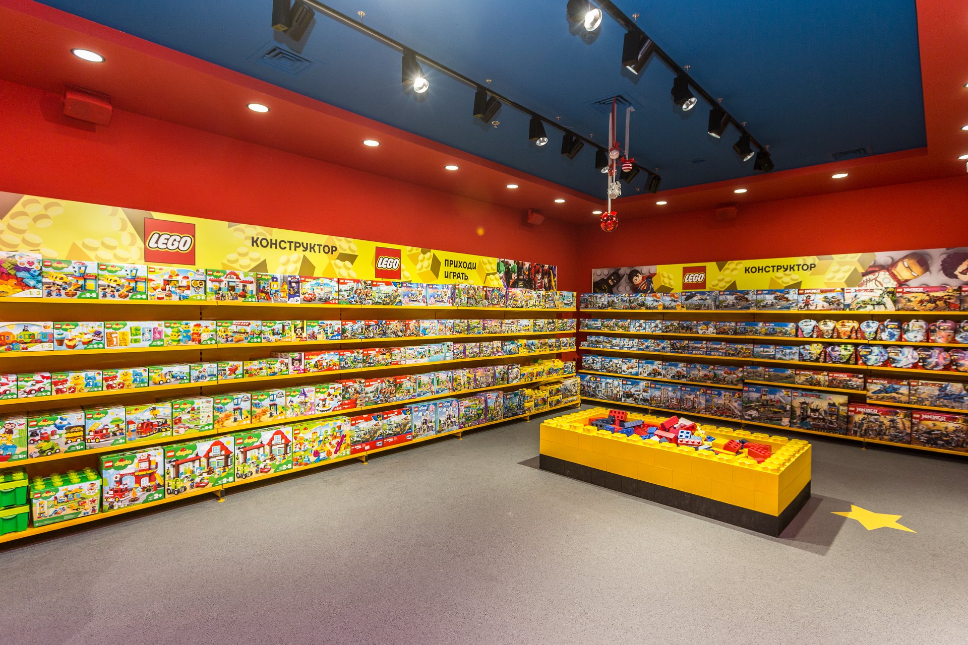 Торговые стеллажи для магазина игрушек Lego